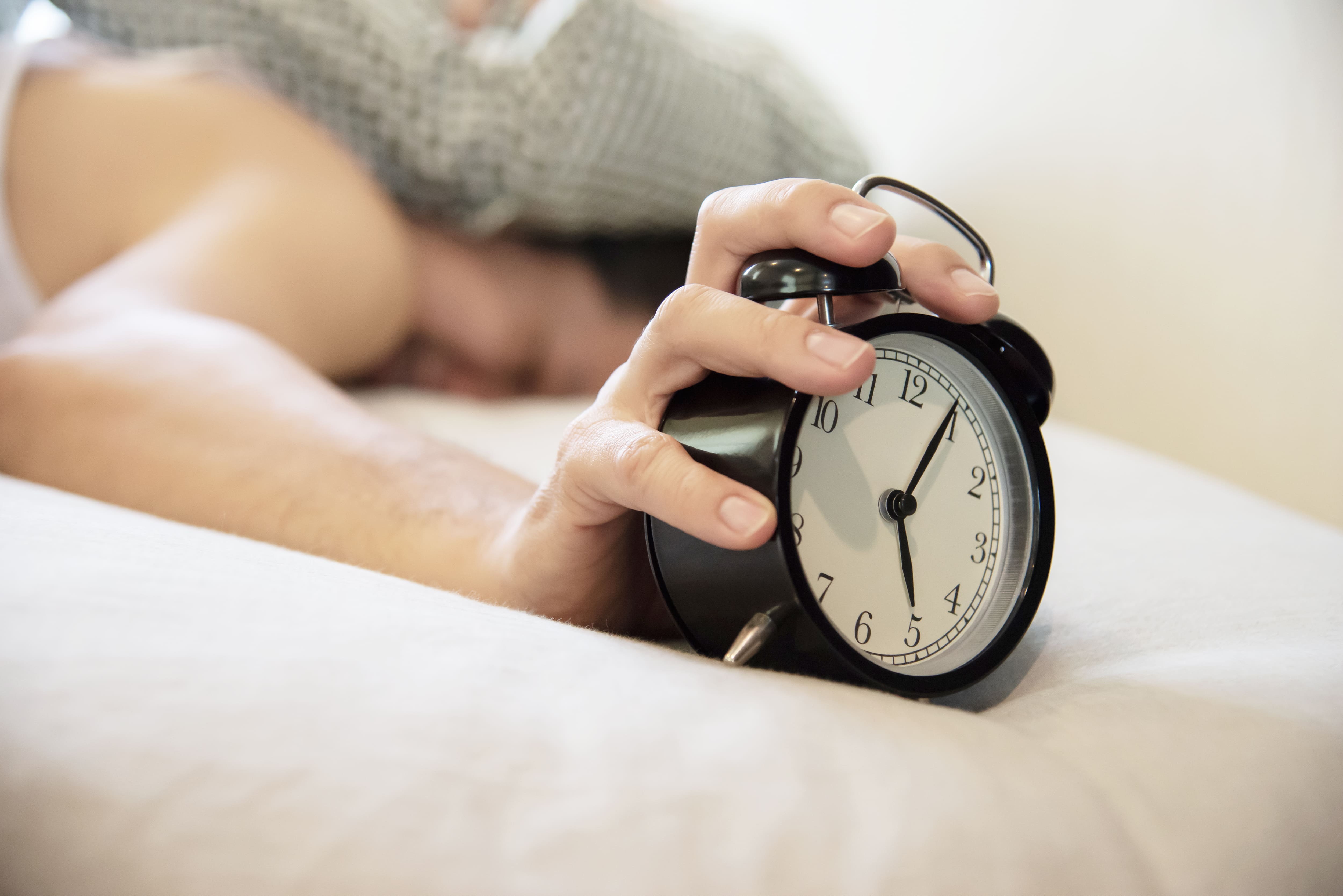 Fini les grasses matinées : comment retrouver son rythme de sommeil à la rentrée ?